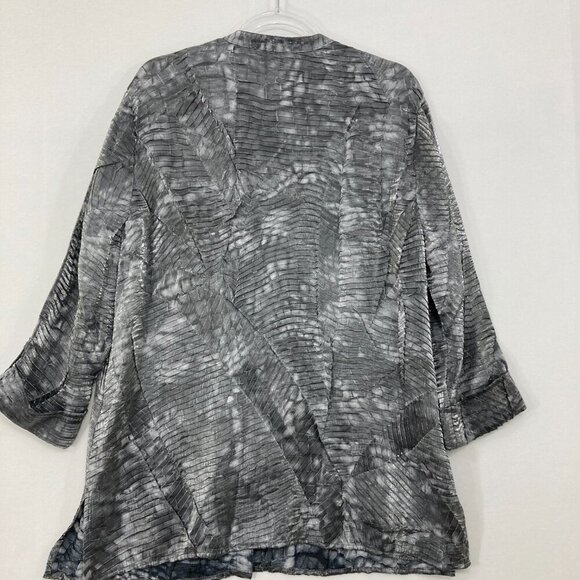 JM Collection size 18 Gray Metallic Abstract Crinkle Pleated Textured Button Up - Picture 5 of 12